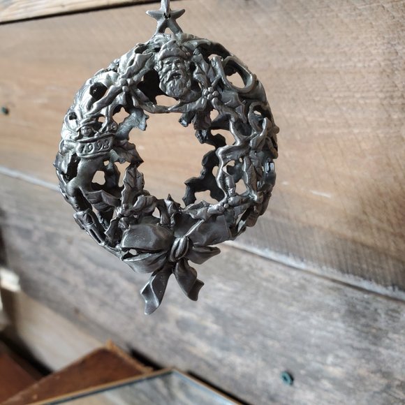 1993 Hallmark Keepsake 20th Anniversary Glowing Pewter Wreath Ornament - Picture 3 of 6